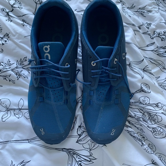 On Running cloud shows (men’s 9, women’s 10.5) - Picture 2 of 5